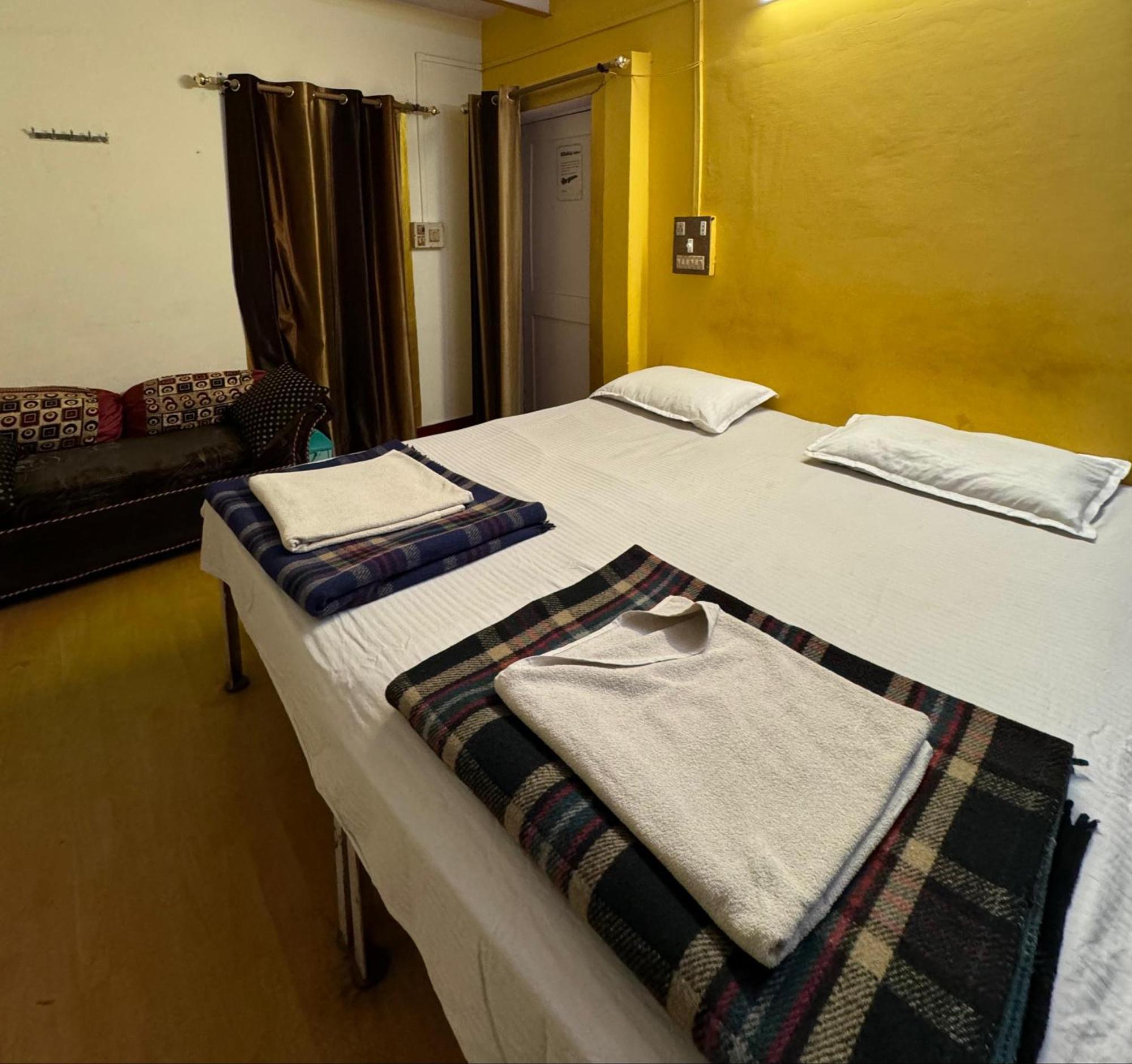 The Golden Lodge Varanasi Exterior photo